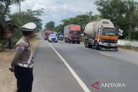 Polisi kawal truk BBM guna percepat pengiriman ke SPBU di Situbondo