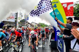 Menpora Dito lepas balap sepeda etape terakhir TdBI di Banyuwangi