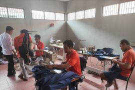 Warga binaan LP Tulungagung produksi ratusan celemek untuk program MBG