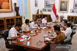 Seskab: Rabu malam, Prabowo mendadak panggil Kapolri hingga Mentan