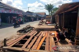 Pedagang Pasar Keramat Kotim akhirnya sepakat bongkar lapak