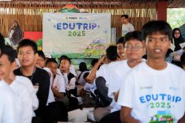 Finex adakan perjalanan edukasi untuk 100 anak prasejahtera