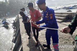 Puluhan perahu di Pantai Jayanti Cianjur rusak dihantam gelombang