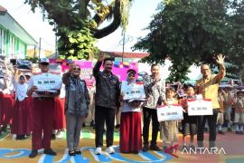 Pemkot Madiun salurkan bantuan seragam gratis untuk ribuan siswa