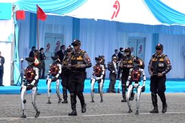 Robot polisi unjuk kemampuan di perayaan Hari Bhayangkara ke-79