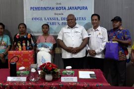 Dinsos Jayapura salurkan bantuan sandang kepada ODGJ dan disabilitas