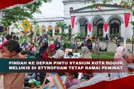 Pindah ke depan pintu Stasiun Kota Bogor, melukis di styrofoam tetap ramai peminat