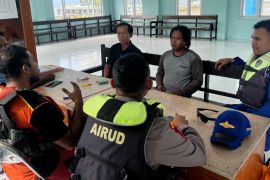 Kapal ikan terbalik di Halmahera, dua nelayan belum ditemukan