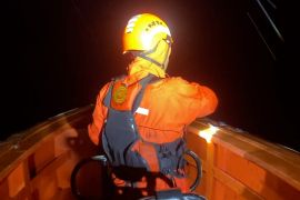 Perahu cepat terbalik di Selat Sipora Mentawai, 11 penumpang hilang