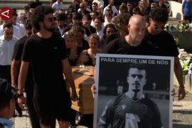 Saat peti jenazah Diogo Jota dan Andre Silva dibawa menuju pemakaman
