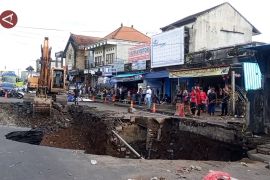 Jalan amblas di jalur utama Gilimanuk-Denpasar, sebagian akses ditutup