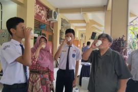 SMPN 3 Solo uji coba alat pemurni air siap minum hibah dari Jepang