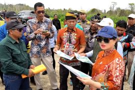 Wamen Stella terpikat satu lokasi di Kaltara untuk sekolah Garuda Baru