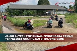 Jalur alternatif rusak, pengendara rawan terpeleset usai hujan di Bojong Gede