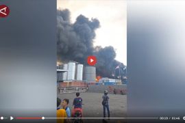 Kebakaran pabrik minyak goreng Medan berhasil padam, 2 petugas terluka - VIDEO