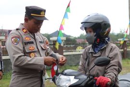 Polres Lingga bagikan ratusan bendera sambut HUT RI