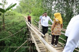 Gubernur Andra Soni tindaklanjuti laporan soal jembatan bambu di Lebak