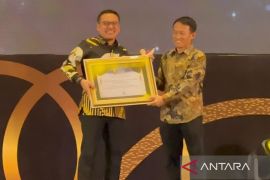 Arif Fathoni raih penghargaan tokoh politik inspiratif