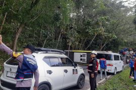 Bus pengangkut pegawai PLTU terguling di Pacitan
