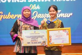 Gubernur Khofifah beri bonus kontingen Jatim juara umum LKS Dikmen XXXIII