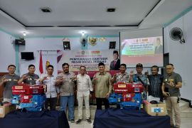 Anggota Komisi VII DPR beri bantuan mesin diesel nelayan Sidoarjo
