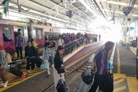 KA Argo Lawu Relasi Gambir-Solo Balapan kembali melintas dengan kecepatan terbatas