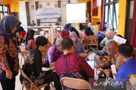Tim dosen UPK latih pembelajaran Bahasa Inggris berbasis kearifan lokal di Tanah Laut