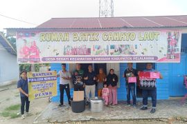 PT NWR Perkuat UMKM, Serahkan Bantuan Perlengkapan untuk Batik Cahayo Laut