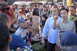 Wapres Gibran Rakabuming Raka kunjungi pasar tradisional Kebon Roek Mataram