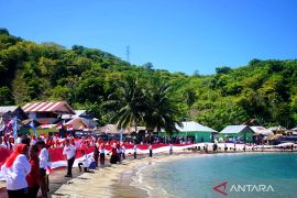 Bone Bolango bentangkan Bendera Merah Putih 1.000 meter sambut HUT RI