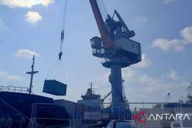 Bongkar muat barang di Pelabuhan Babel turun