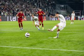 Gol Kevin Diks menambah kemenangan Monchengladbach atas Valencia