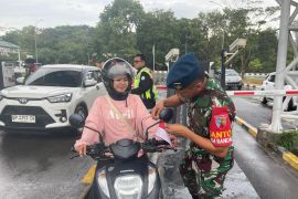 Lanud Hang Nadim dan Avsec bagikan bendera ke masyarakat tumbuhkan nasionalisme