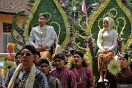 Kirab budaya pengantin lima gunung di Magelang