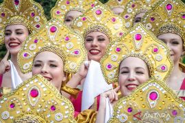 Parade budaya di \"CFD\" Sudirman diikuti lima negara