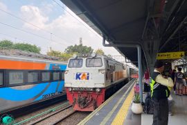 Ini KA yang berhenti di Stasiun Jatinegara saat aksi di Monas