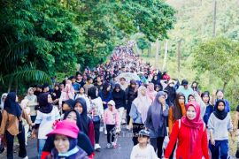 Semarak HUT Ke-49, Ribuan warga Bangka Barat ikuti Jalan Sehat Merah Putih