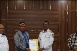 Pemprov Papua Selatan serahkan bantuan keuangan untuk partai politik