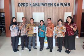 Disarpustaka Kapuas lakukan pembinaan dan penyampaian LAKI kepada OPD