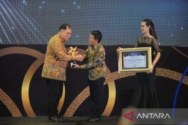 Anggota Komisi VII DPR terima penghargaan peduli UMKM dan pariwisata