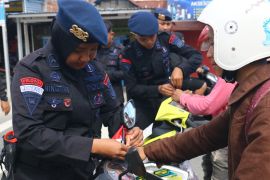Brimob Polda Sulteng bagikan sebanyak 1.000 Bendera Merah Putih sambut HUT RI