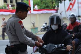 Brimob Sumut bagikan 500 bendera pada  pengendara sambut HUT RI