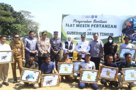 Gubernur Khofifah serahkan alsintan wujudkan swasembada pangan di Probolinggo