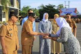 Pemkab Pasaman apresiasi dedikasi Bidan Dona nekat arungi sungai obati pasien