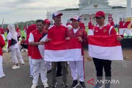 Pemkot Bengkulu bagikan bendera Merah Putih jelang HUT RI
