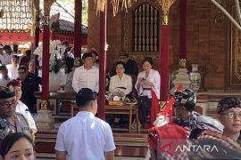 Megawati didampingi Prananda dan Hasto melayat di Bali usai kongres