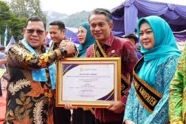 Wabup Muaro Jambi dan isteri jadi ayah bunda genre