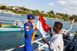 Polairud Polda NTT membagikan 50 Bendara Merah Putih untuk nelayan