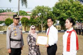 Wakil Bupati Kampar serahkan penghargaan personel berprestasi taekwondo