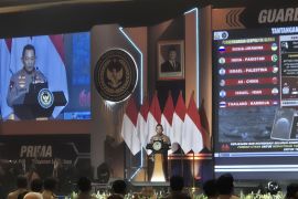 National Police warns of spies posing as tourists, refugees